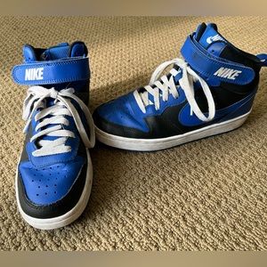 Used good condition boys size 6.5 Nike shoes.